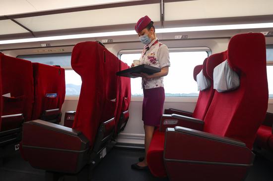 G5344次列车列车员武梦怡在整理车厢。 瞿宏伦 摄