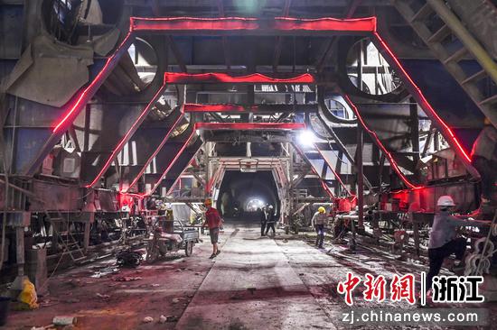  工人在杭温铁路台州市仙居县田市镇境内小丁山隧道内施工。陈月明（通讯员）摄