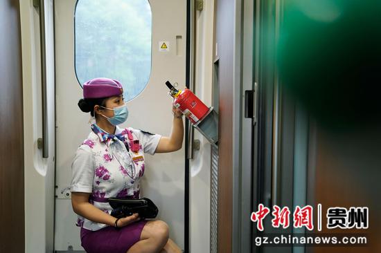 黄立静检查车厢灭火器。 沈向全 摄