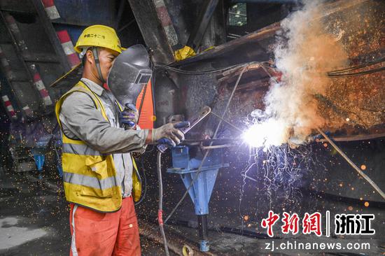 工人在杭温铁路台州市仙居县田市镇境内小丁山隧道内施工。陈月明（通讯员）摄