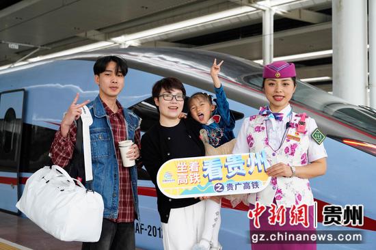 旅客和黄立静在站台上留影。 沈向全 摄
