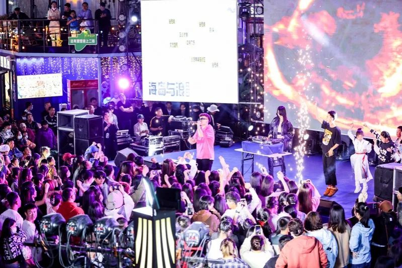 “海岛与浪”文创园选用60节五彩斑斓的集装箱,打造了全疆最大的集装箱园区。 “海岛与浪”文创园选用60节五彩斑斓的集装箱,打造了全疆最大的集装箱园区。