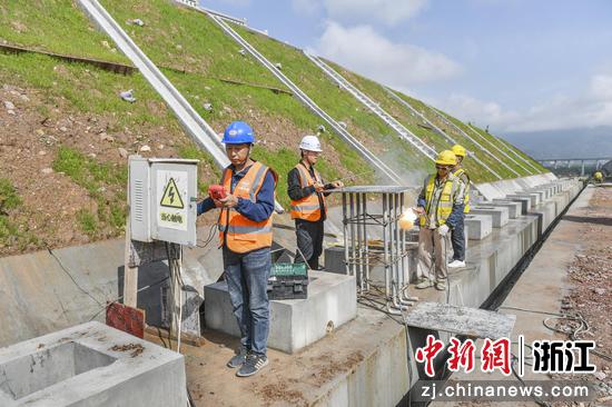 工人在杭温铁路台州市仙居县田市镇境内区间路基附属工程施工。陈月明（通讯员） 摄