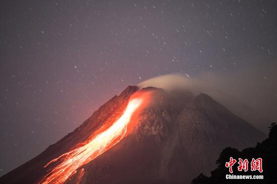 当地时间5月1日，印尼日惹，斯莱曼县Turgo村，默拉皮火山喷出熔岩。默拉皮火山位于爪哇人口最密集的地区之一，有超过11,000人居住在山坡上。默拉皮火山高2968米，是印度尼西亚最活跃的火山之一，每两到五年喷发一次。图/视觉中国