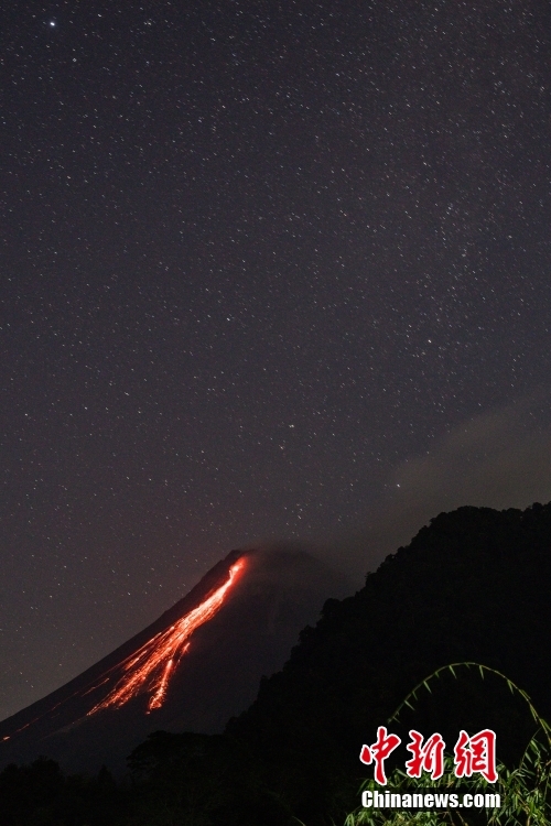 当地时间5月1日，印尼日惹，斯莱曼县Turgo村，默拉皮火山喷出熔岩。默拉皮火山位于爪哇人口最密集的地区之一，有超过11,000人居住在山坡上。默拉皮火山高2968米，是印度尼西亚最活跃的火山之一，每两到五年喷发一次。图/视觉中国