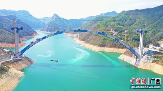 广西交通投资集团投资世界最大跨径拱桥——天峨龙滩特大桥。