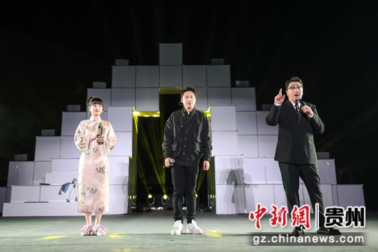 图为主持人华少（左）和歌手金莎（右）、袁野在舞台上。 瞿宏伦 摄