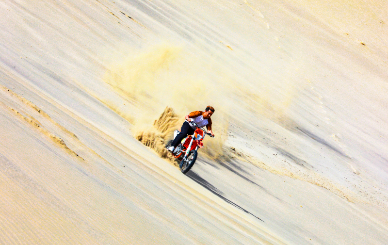 新疆精河县沙漠越野赛上演沙漠版“速度与激情”