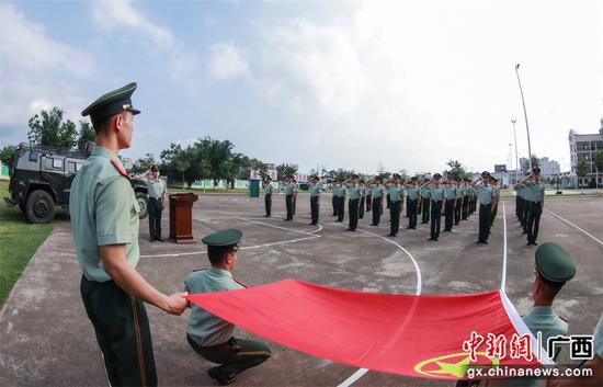 图为宣誓活动现场。罗斯格 摄 图为宣誓活动现场。罗斯格 摄