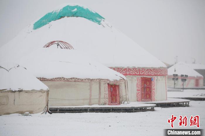 新疆巴里坤迎来降雪天气 市民又穿起大衣