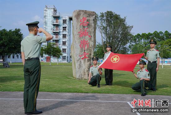 图为武警官兵向团旗宣誓。罗斯格 摄 图为武警官兵向团旗宣誓。罗斯格 摄