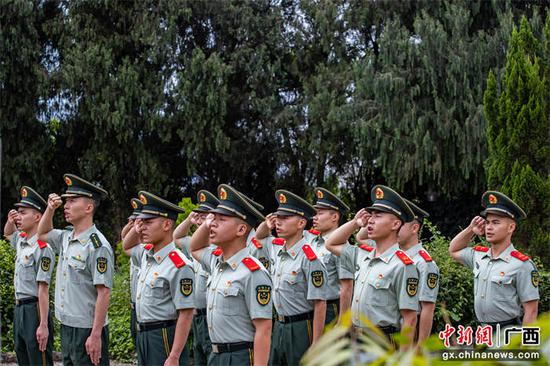 4月30日，在宣誓现场，团员们统一佩戴团徽在团旗下庄严宣誓。武警玉林支队陆川中队供图