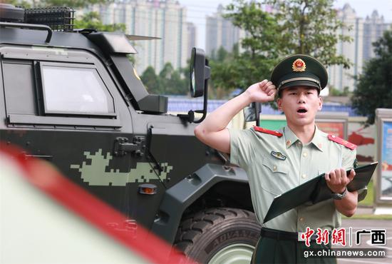 图为武警官兵庄严宣誓。罗斯格 摄 图为武警官兵庄严宣誓。罗斯格 摄