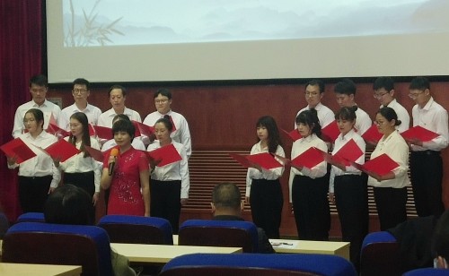 2022年4月8日，余有莉（右四）参加第十师北屯市党委直属机关工委合唱活动。王贵华 摄