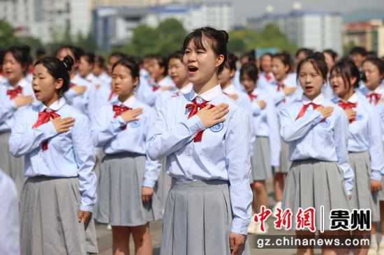 图为学生代表在齐诵孔学堂成人立身歌。 瞿宏伦 摄
