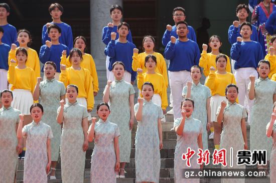图为学生代表在表演节目《奋斗者 正青春》。 瞿宏伦 摄