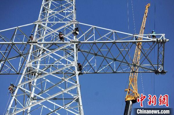 新疆年内首个超高压电网工程建成投运