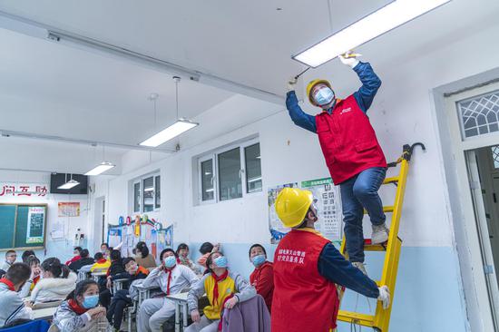 国网乌鲁木齐青年志愿者开展用电安全进校园志愿服务。王晋魁 摄