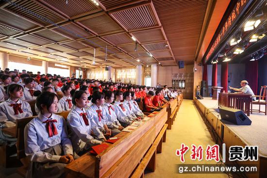 图为学生代表在聆听成人礼讲座。 瞿宏伦 摄