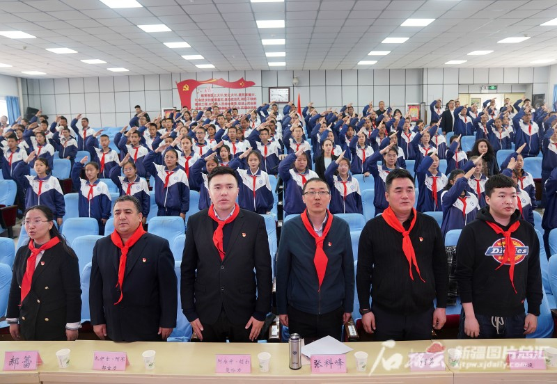 新疆广西两地学校手拉手 同步举行退队入团仪式