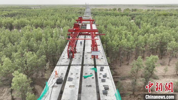 加强生态保护 新疆图昆公路叶尔羌特大桥开始架梁