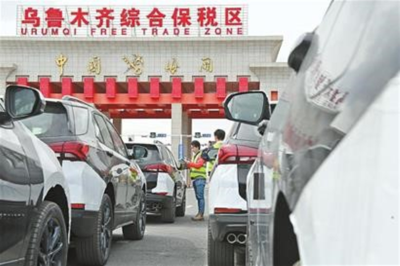 5月6日，在烏魯木齊綜合保稅區(qū)通關(guān)口，車輛依次排列等待工作人員進(jìn)行信息審核驗(yàn)放。 （烏魯木齊晚報 陳巖攝）