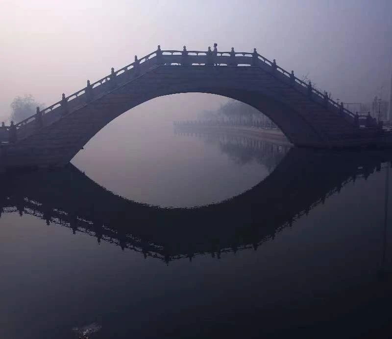 大雨過后的焉耆縣東城新區(qū)天水一色、煙雨朦朧，好似月色被打撈起暈染了顏色。 李軍攝