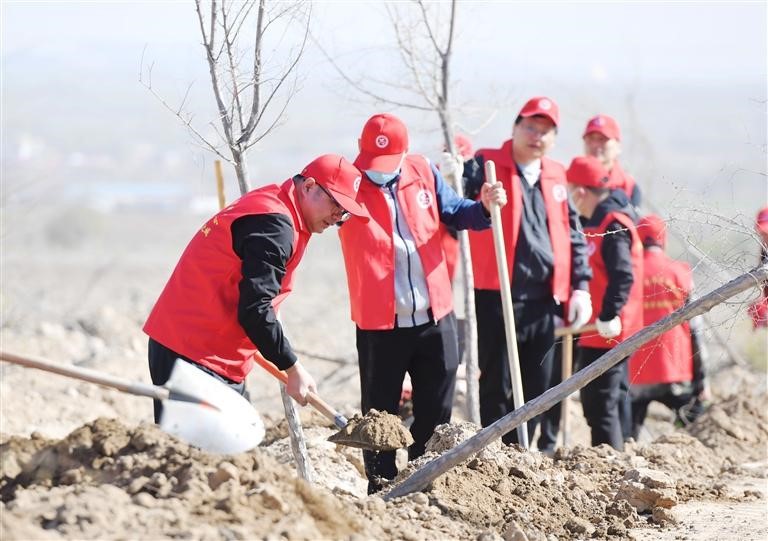 4月24日，昌吉州、市直機關(guān)干部在昌吉市三工鎮(zhèn)三工灘義務(wù)植樹點植樹。 何龍 攝

