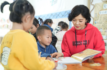 爱心人士黄安莉女士和孩子们在健康童乐园项目（幼儿园版）一起看绘本