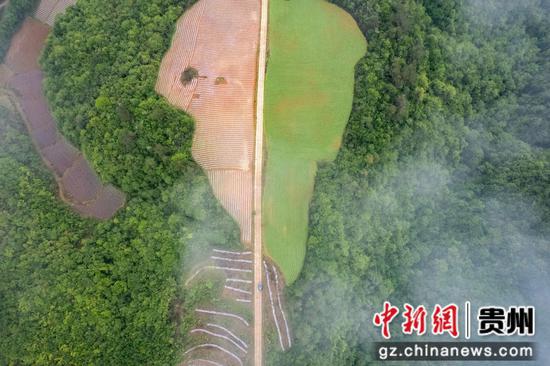 2023年5月6日，航拍的贵州省黔东南苗族侗族自治州施秉县白垛乡石家湾村生态田园。磨桂宾 摄
