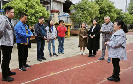 园长向大家介绍幼儿园的教育教学开展情况