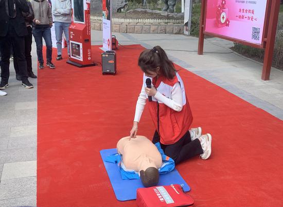 新疆紅十字基金會工作人員演示心肺復蘇和AED使用。 崔明明 攝