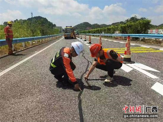 图为技术人员对路面裂缝进行修补。广西壮族自治区高速公路发展中心 供图