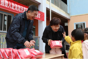爱心人士何迅先生、龚玲姬女士为孩子们捐赠卫生防护包