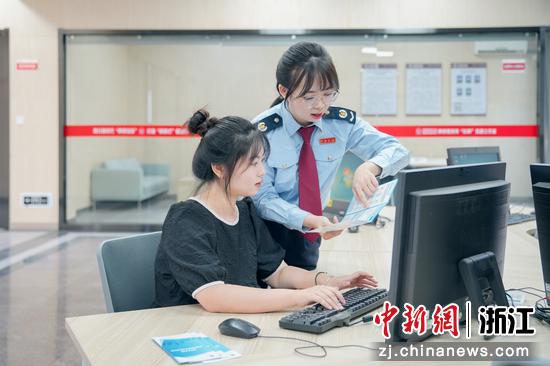 工作人员开展办税指导。  浙江省税务局供图