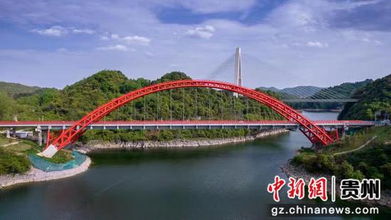 贵州红枫湖大桥。唐哲摄