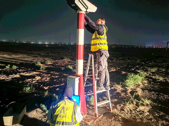 新疆空管局阿克苏空管站气象台信息设备室全力保障沙尘暴天气下气象设备维护工作