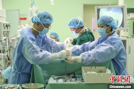 两位护士在贵州省人民医院手术室准备器械。　瞿宏伦 摄