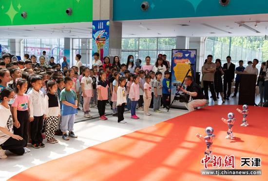 12日，第六届天津市少年儿童科学嘉年华在天津市少年儿童活动中心开幕。王在御 摄