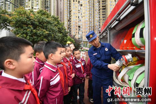 5月11日，贵阳市南明区花果园社区微型消防站的专职消防员正在给花果园第三小学的学生讲解消防救援装备的功能及使用方法。