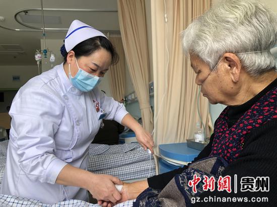 吴如双为患者输液