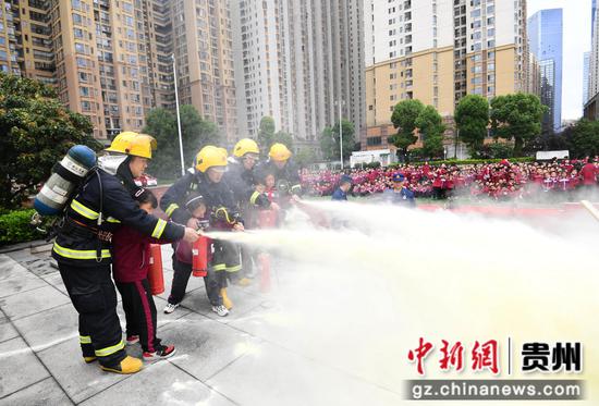 5月11日，贵阳市南明区花果园第三小学的学生正在花果园社区微型消防站专职消防员的指导下开展灭火演示。