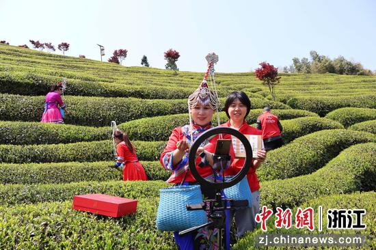 “香溢志愿者”参与直播助农。 胡子裕供图