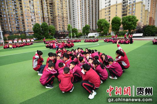 5月11日，贵阳市南明区花果园第三小学的学生正在花果园社区微型消防站专职消防员的引导下进行防震减灾应急疏散演练。