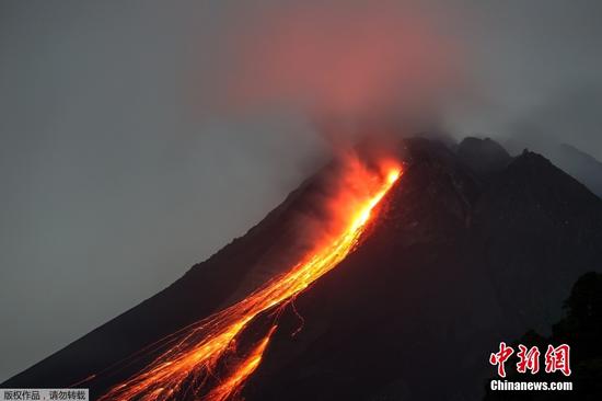 当地时间5月11日，印尼默拉皮火山喷发，滚滚岩浆顺山体流淌。默拉皮火山位于印度尼西亚爪哇岛的中部，是全世界最活跃的火山之一。