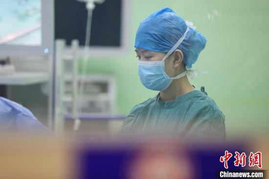 一位护士在贵州省人民医院手术室内工作。　瞿宏伦 摄