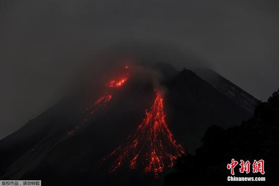 当地时间5月11日，印尼默拉皮火山喷发，滚滚岩浆顺山体流淌。默拉皮火山位于印度尼西亚爪哇岛的中部，是全世界最活跃的火山之一。