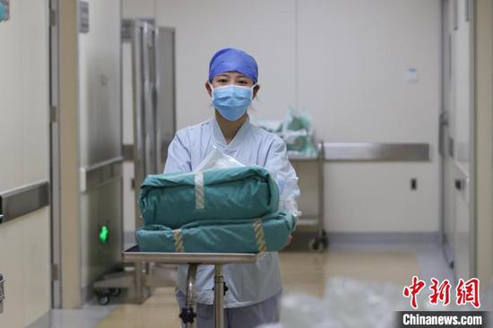 一位护士在贵州省人民医院手术室转运手术器械包。　瞿宏伦 摄