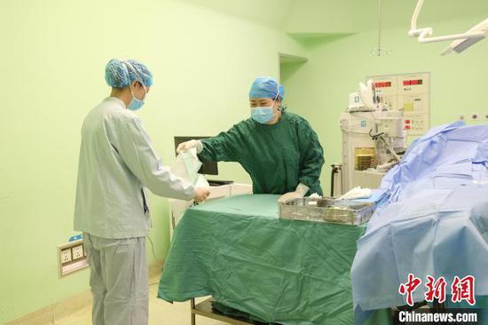 两位护士在贵州省人民医院手术室补充手术器械。　瞿宏伦 摄