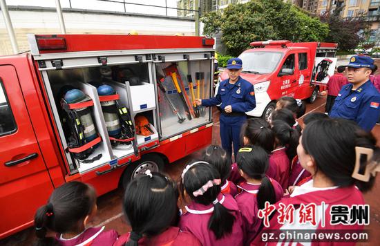 5月11日，贵阳市南明区花果园社区微型消防站的专职消防员正在给花果园第三小学的学生讲解消防救援装备的功能及使用方法。